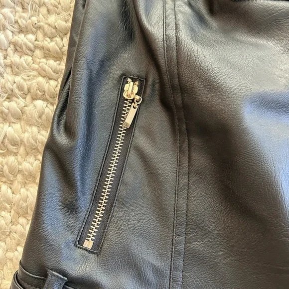 ARDEN B Black Faux Leather Moto Vest Silver Zipper Sleeveless Jacket Medium - Picture 6 of 9